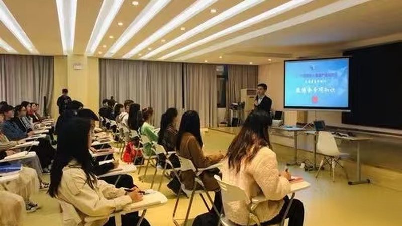 小标题：行业趋势与热门专业